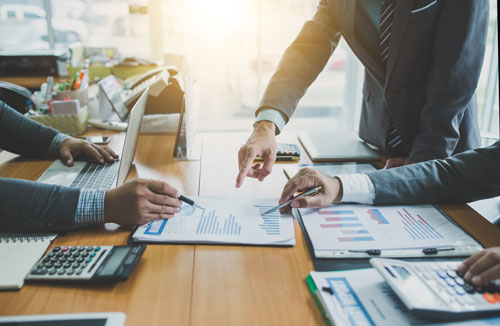 Many financial advisors find themselves grappling with a paradox: the art of attracting new clients remains an uphill battle